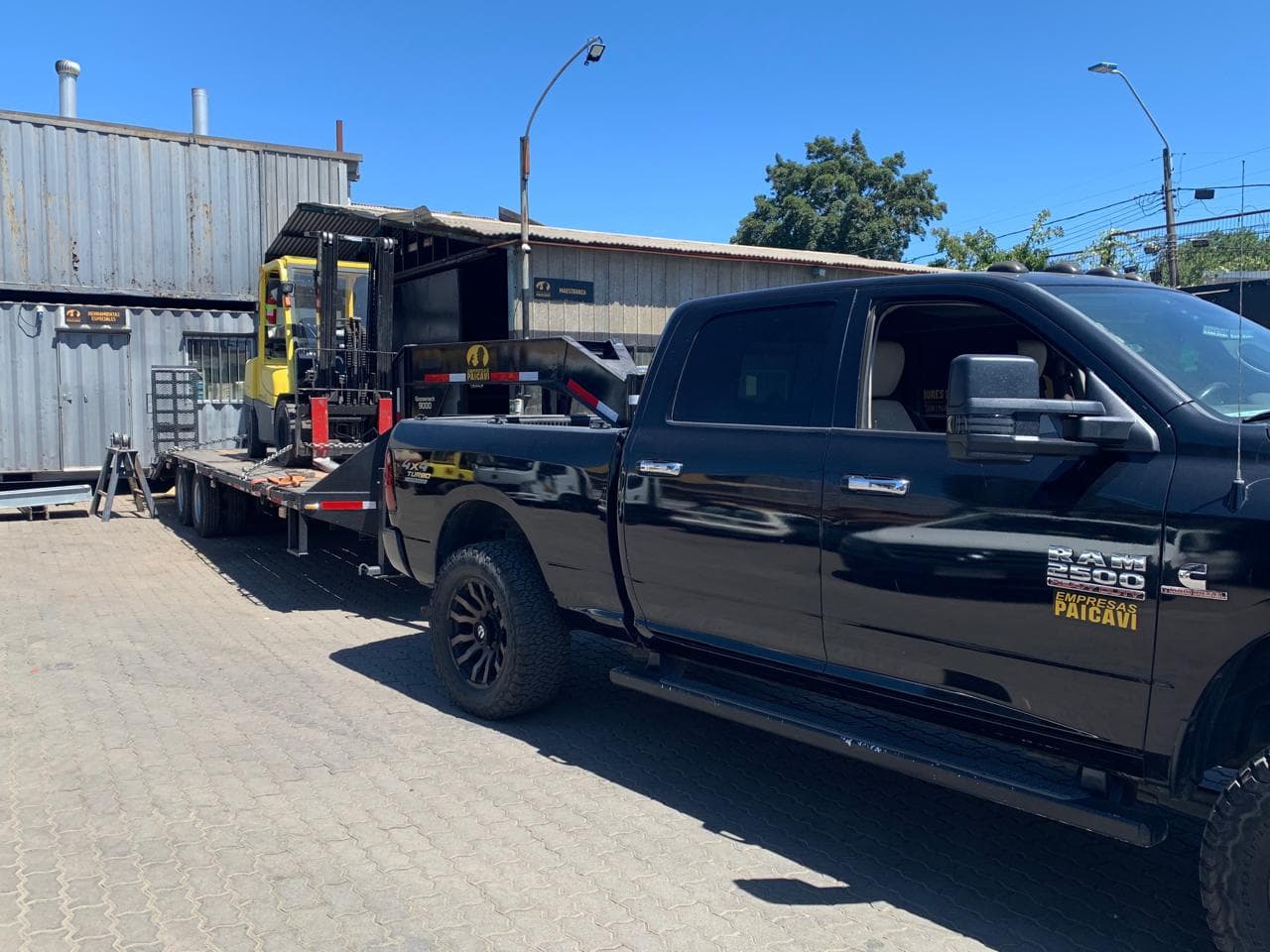 Transporte en Cama Baja y Rampa - Grúa horquilla Flota Paicaví 15 Toneladas
